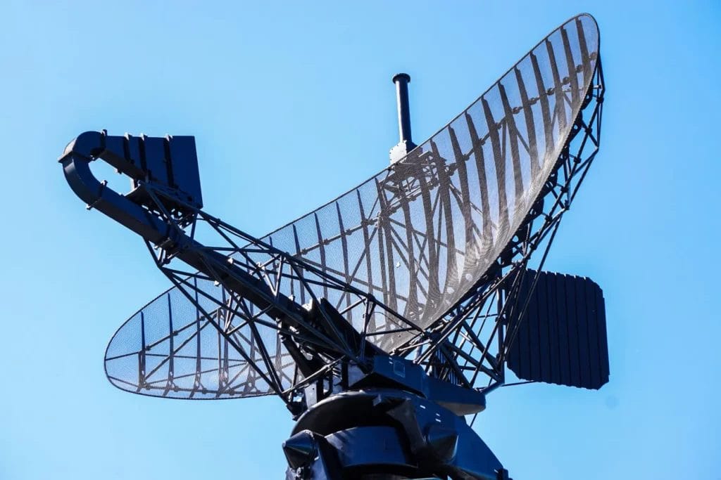 Grote radarinstallatie met schotelantenne — hoogfrequente radarstraling getransformeerd door Penta Power Quatro Tag