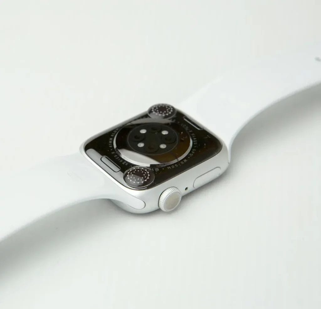 Dos d'une montre connectée blanche avec capteurs — rayonnement EMF des wearables transformé par le Penta Power Duo Tag