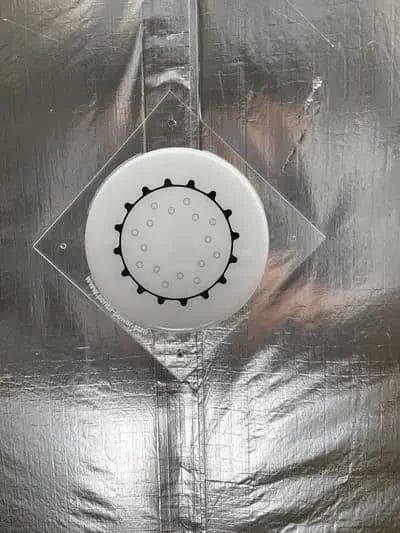 Detail Penta Power Home Tag auf schrägem, isoliertem Dach befestigt