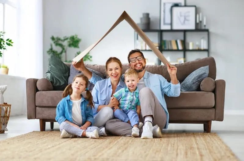 Familie in Haus unter Pappdach