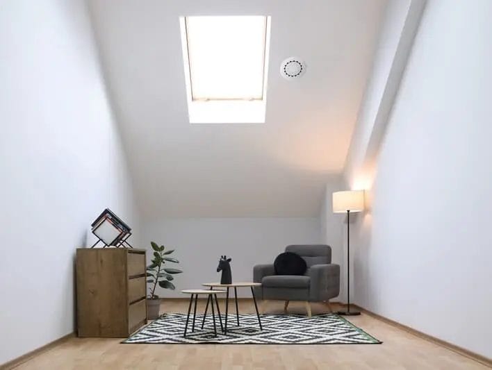 Home Tag dans une pièce sous un toit en pente