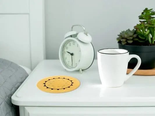 Penta Power Gold Tag sur la table de nuit