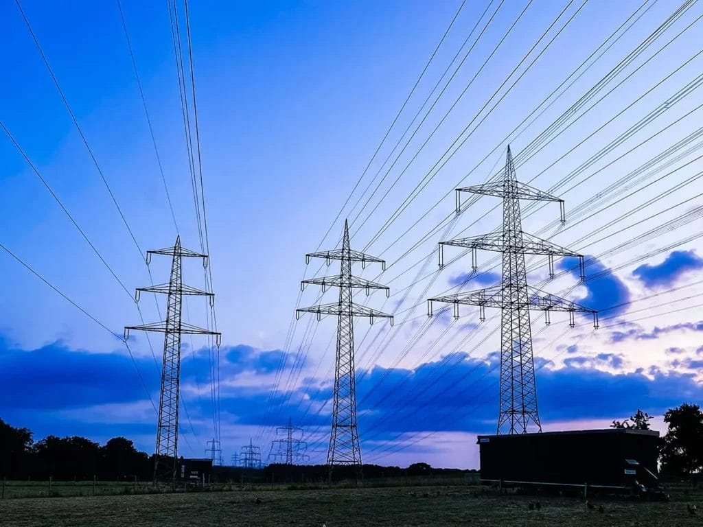 Hoogspanningsmasten bij schemering — ELF-straling van hoogspanningsleidingen getransformeerd door Penta Power Quatro Tag