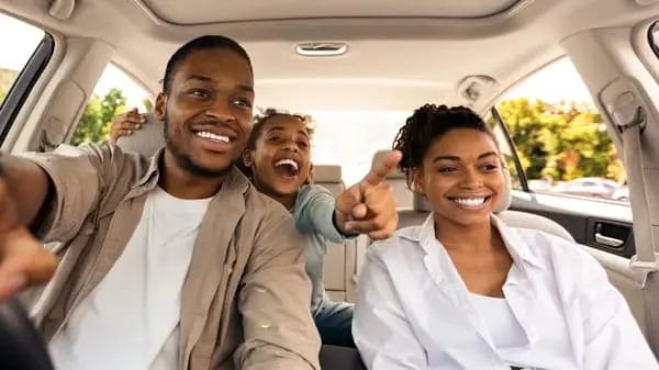 Familie im Automobil 