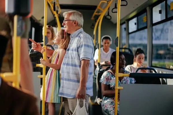 Transport en commun autobus grand-père avec petite-fille