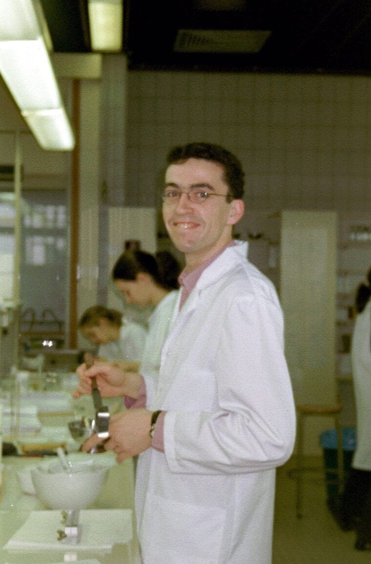Lode Denecker in the laboratory during his pharmaceutical sciences studies at Ghent University