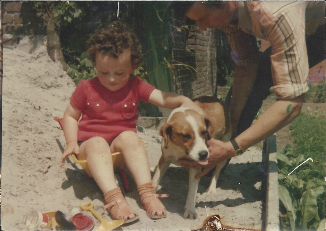 Lode Denecker as a child on the farm with the dog