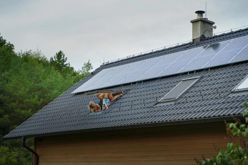 Slaapkamer boven zonnepanelen — ELF-straling van panelen en omvormer transformeren met Penta Power Home Tag en 220 Tag